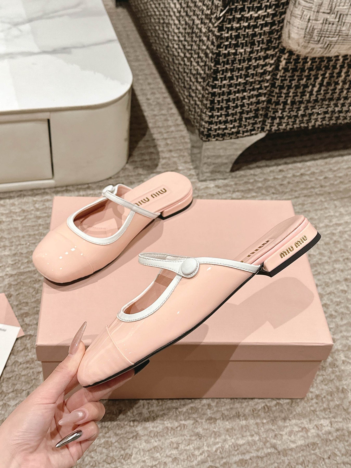FLAT MULE IN PALE PINK PATENT CALFSKIN