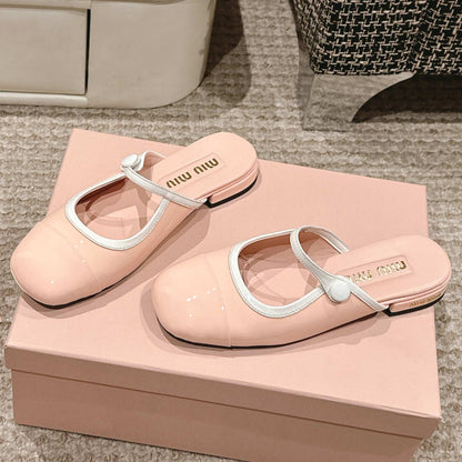 FLAT MULE IN PALE PINK PATENT CALFSKIN
