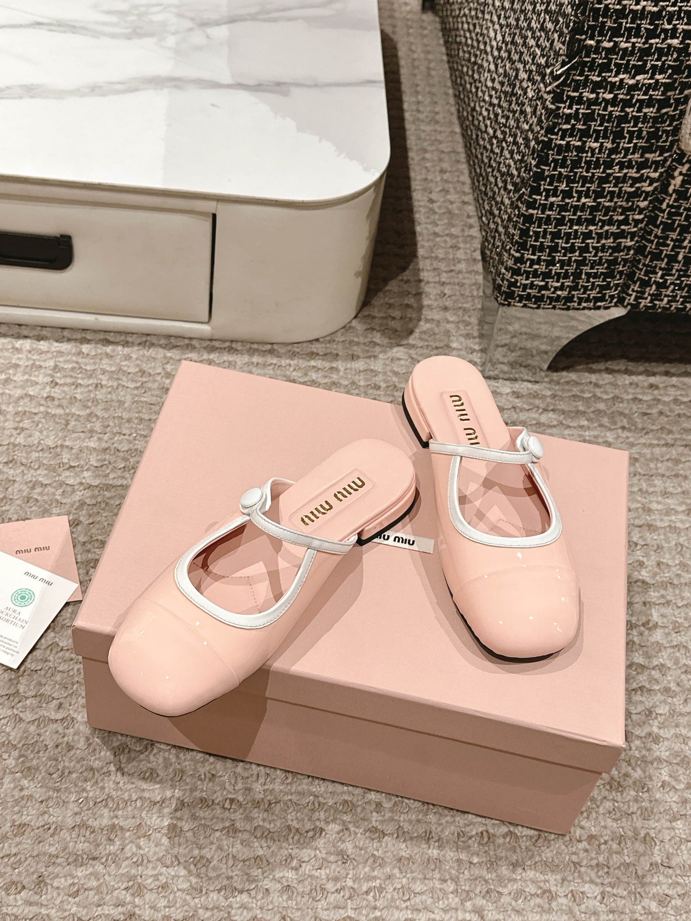 FLAT MULE IN PALE PINK PATENT CALFSKIN