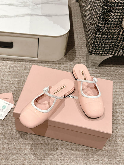 FLAT MULE IN PALE PINK PATENT CALFSKIN