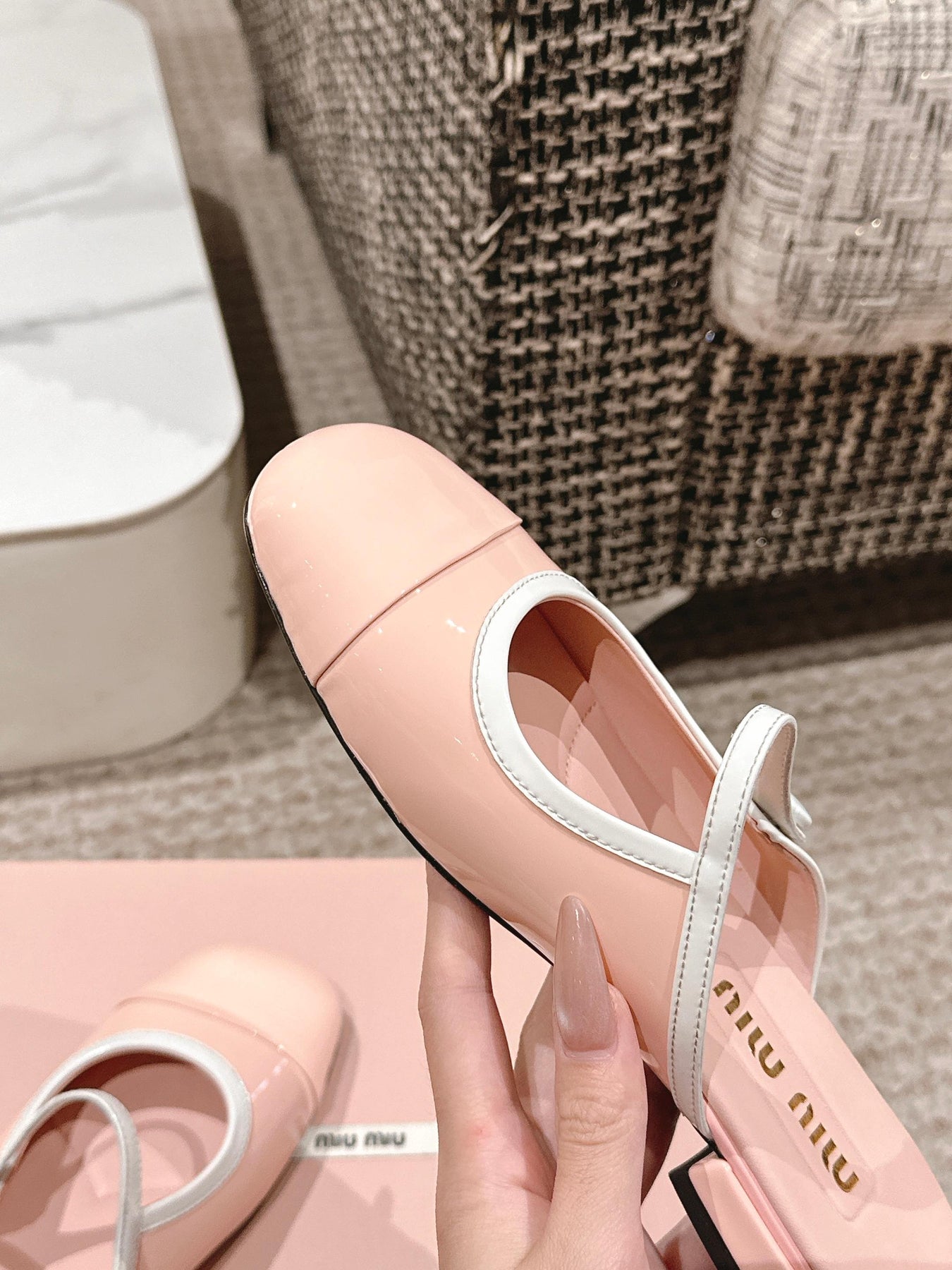 FLAT MULE IN PALE PINK PATENT CALFSKIN
