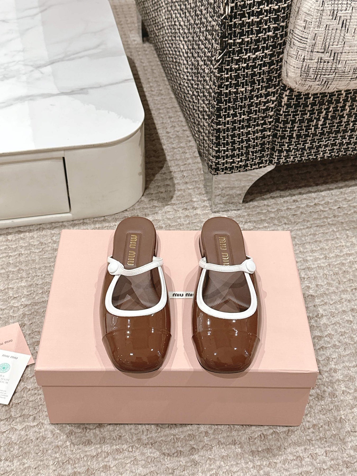 FLAT MULE IN CHOCOLATE BROWN PATENT CALFSKIN