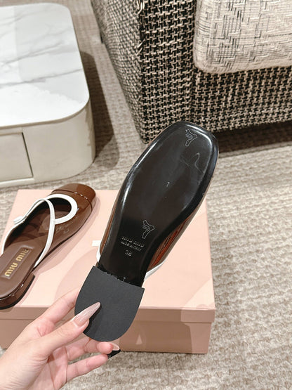 FLAT MULE IN CHOCOLATE BROWN PATENT CALFSKIN