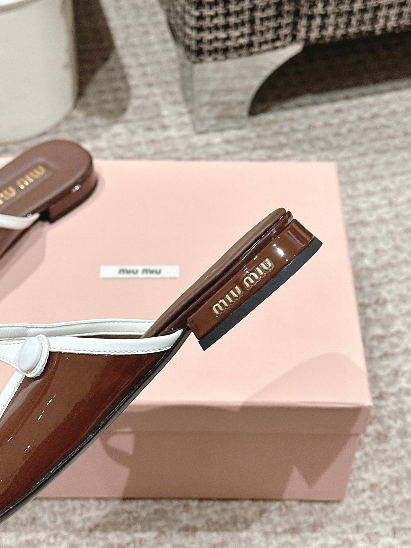 FLAT MULE IN CHOCOLATE BROWN PATENT CALFSKIN