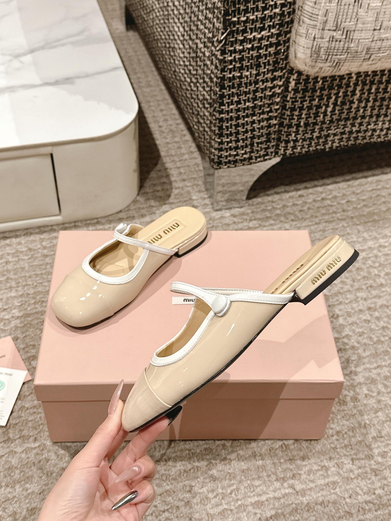 FLAT MULE IN BISQUE BEIGE PATENT CALFSKIN