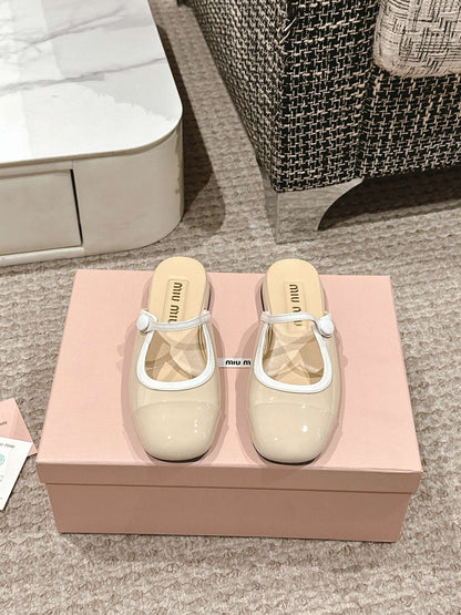 FLAT MULE IN BISQUE BEIGE PATENT CALFSKIN