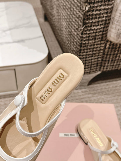 FLAT MULE IN BISQUE BEIGE PATENT CALFSKIN