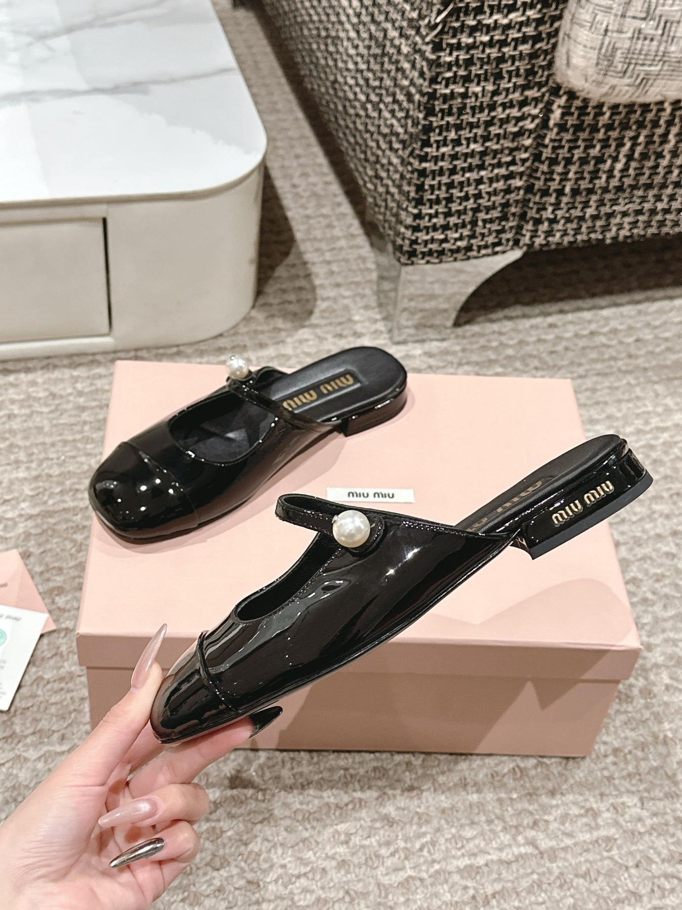 FLAT MULE IN BLACK PATENT CALFSKIN