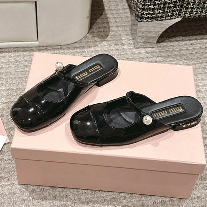 FLAT MULE IN BLACK PATENT CALFSKIN