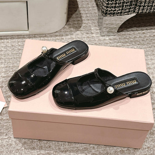 FLAT MULE IN BLACK PATENT CALFSKIN