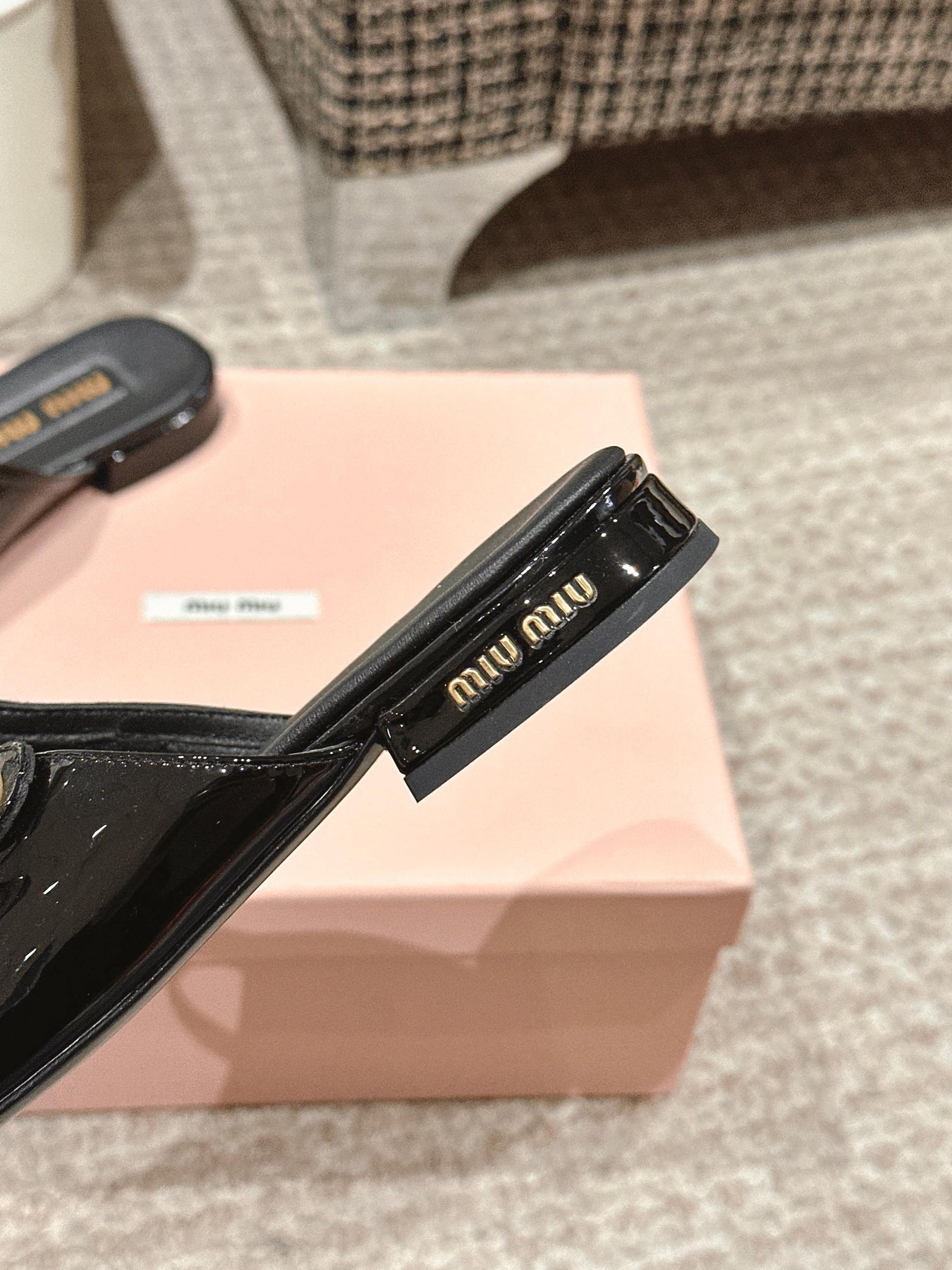 FLAT MULE IN BLACK PATENT CALFSKIN