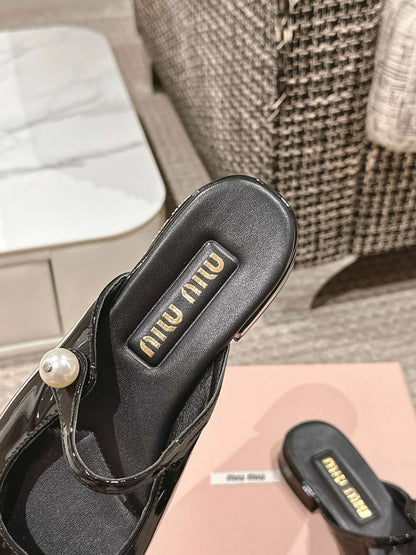 FLAT MULE IN BLACK PATENT CALFSKIN