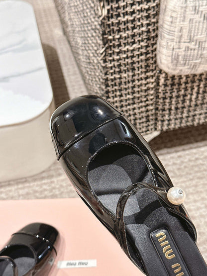 FLAT MULE IN BLACK PATENT CALFSKIN