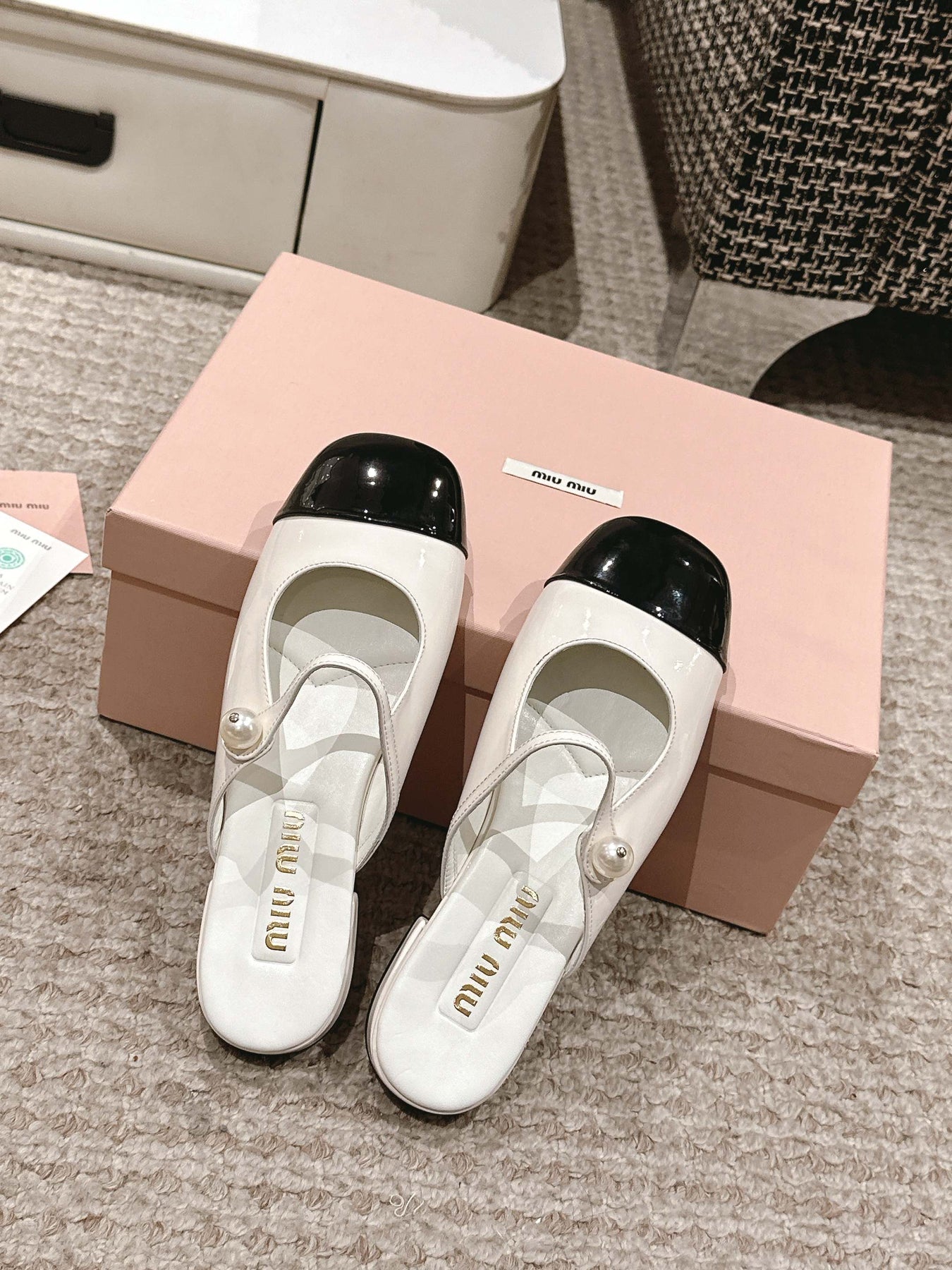 FLAT MULE IN WHITE MIX BLACK PATENT CALFSKIN