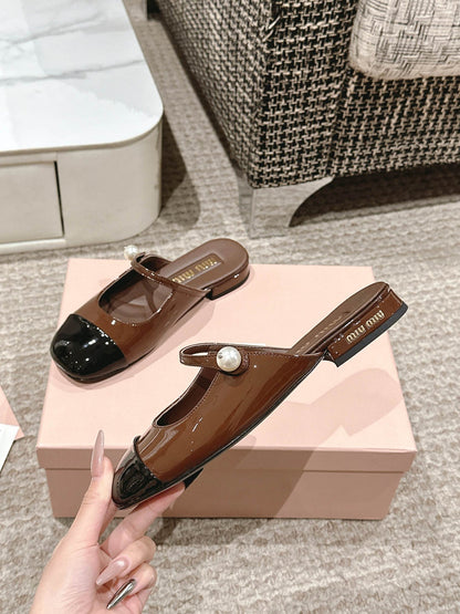 FLAT MULE IN CHOCOLATE BROWN MIX BLACK PATENT CALFSKIN