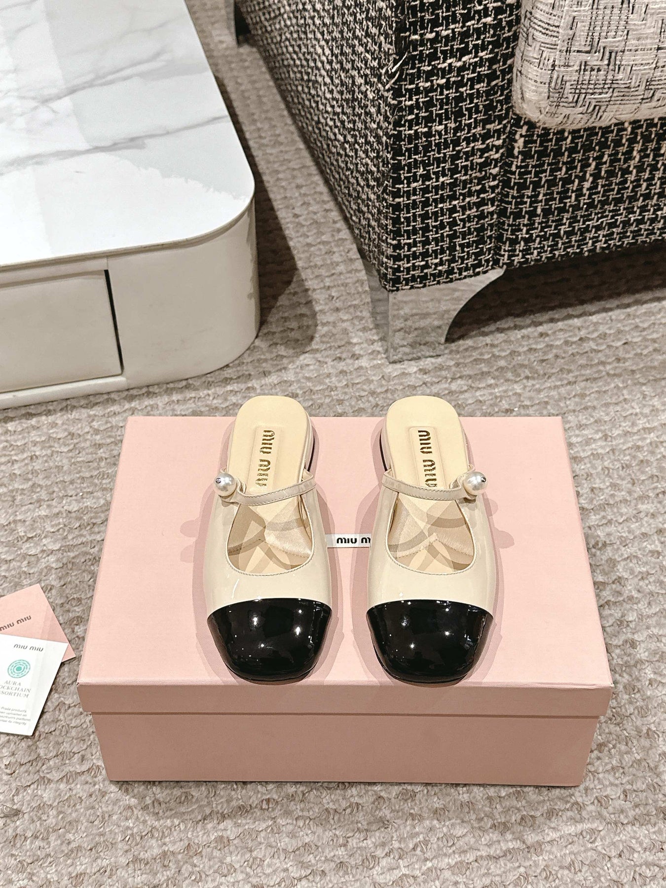 FLAT MULE IN BISQUE BEIGE MIX BLACK PATENT CALFSKIN