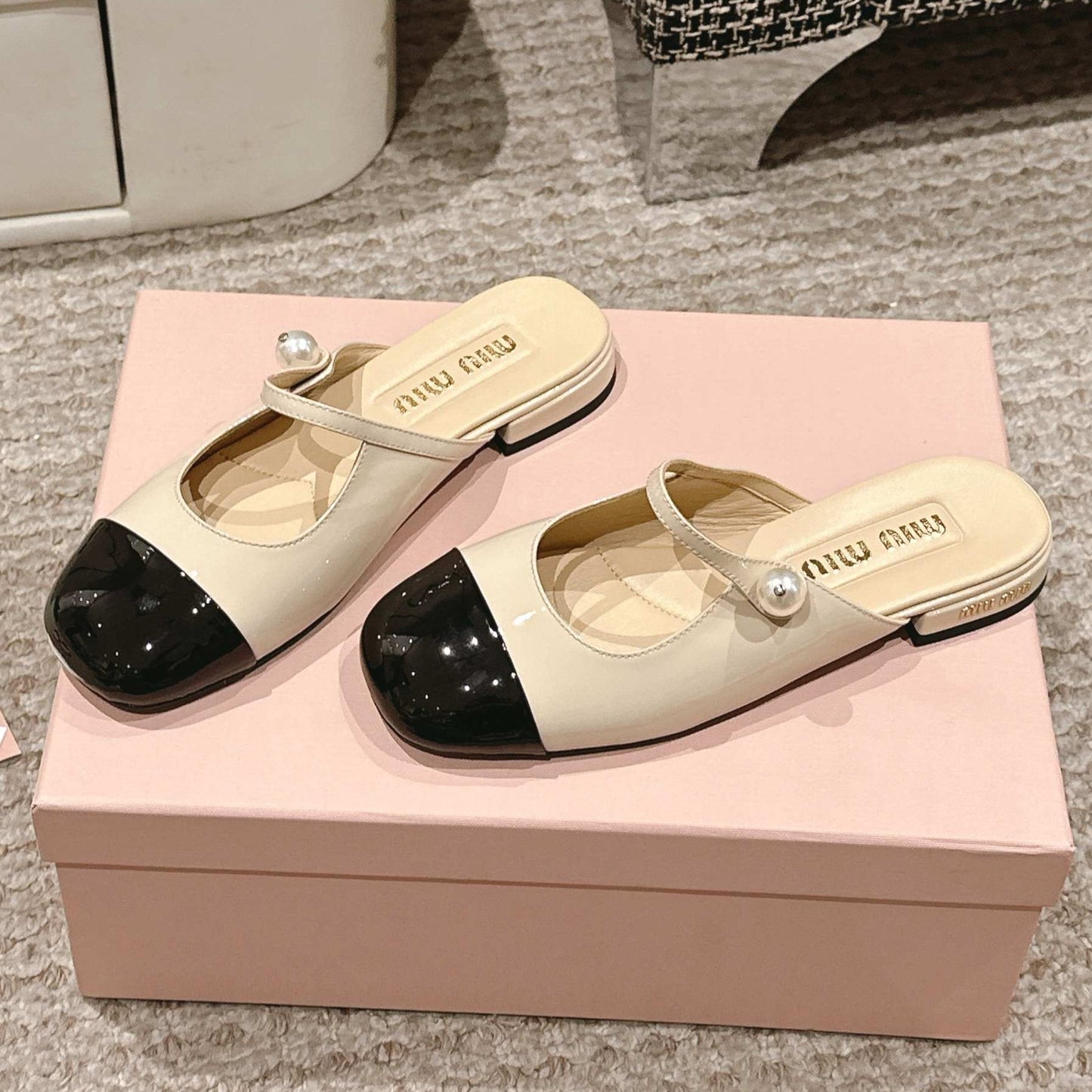 FLAT MULE IN BISQUE BEIGE MIX BLACK PATENT CALFSKIN