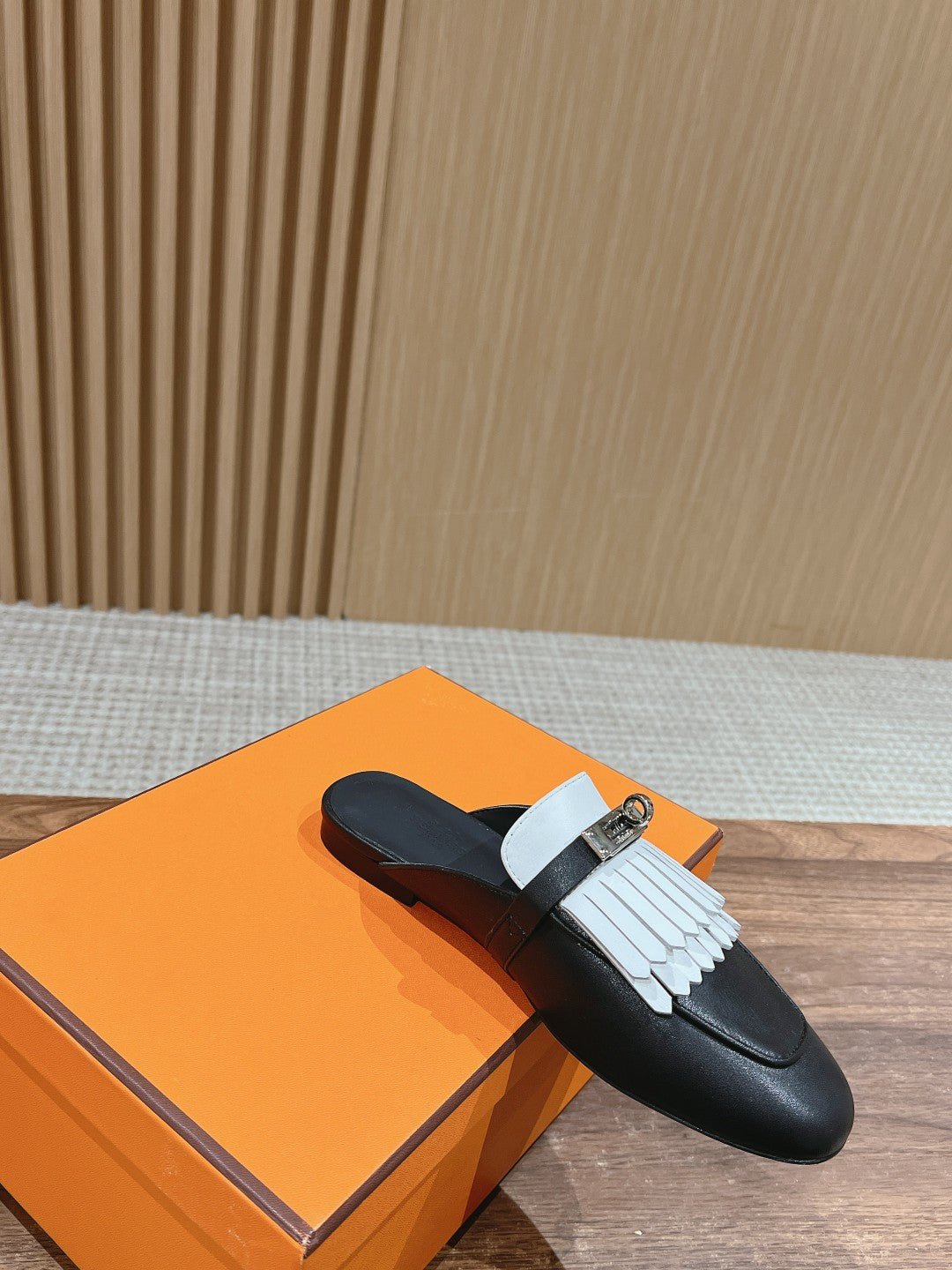 OZ Mule Fringed Black/White