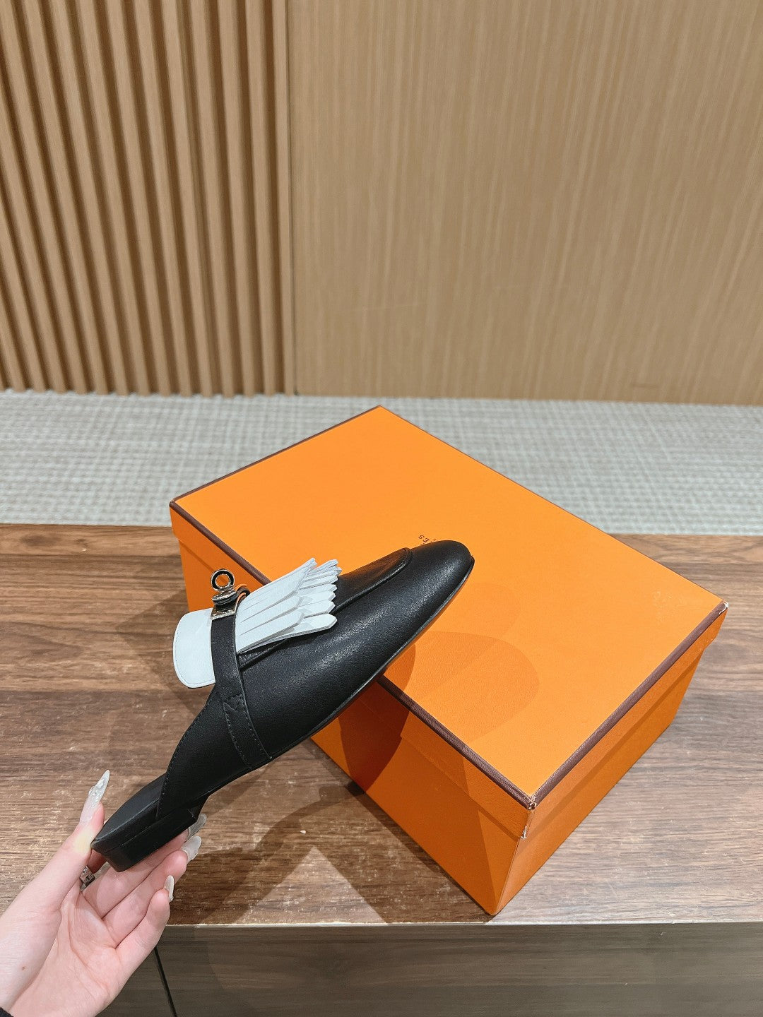 0Z Mule Fringed Black/White