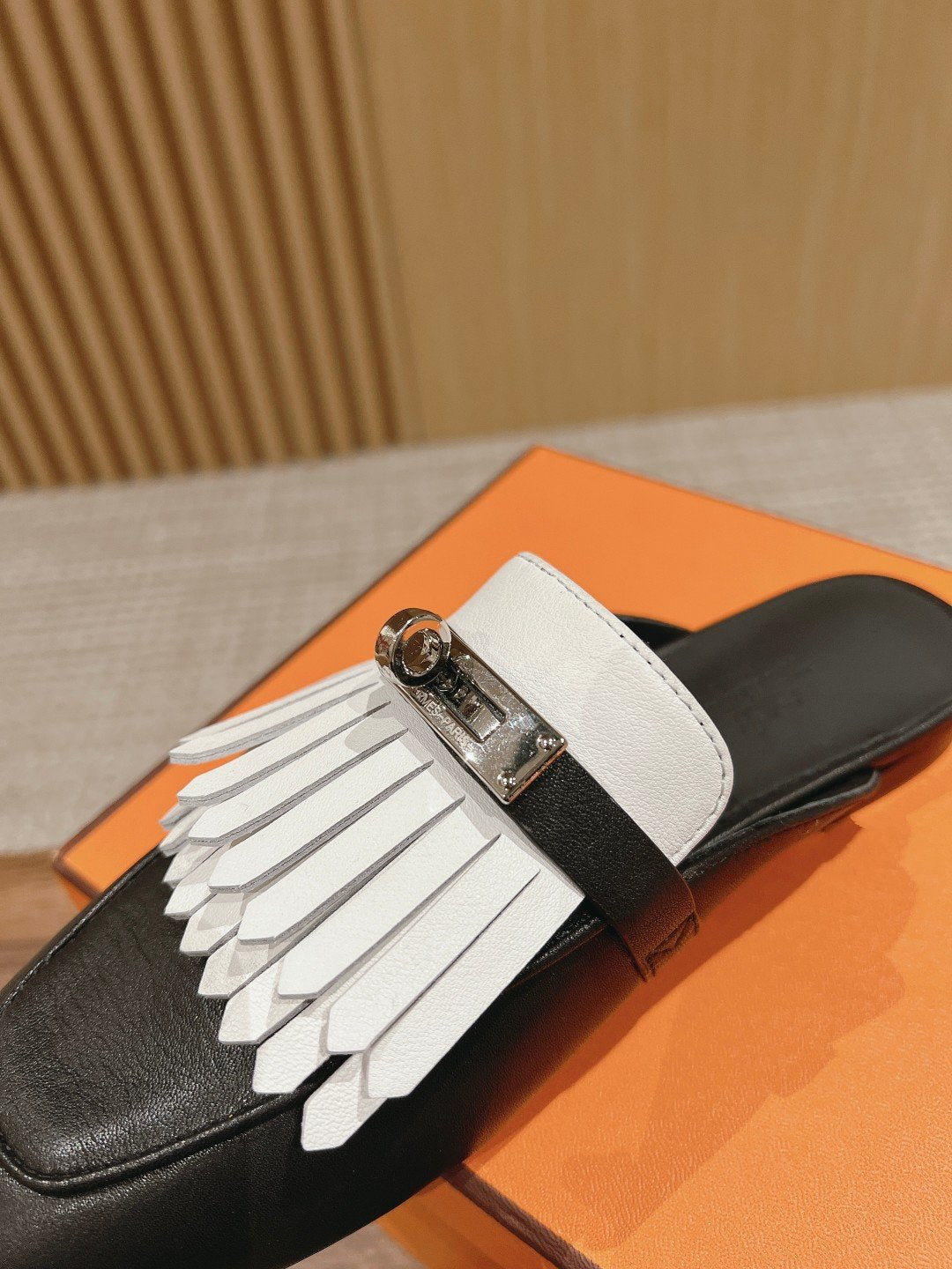 OZ Mule Fringed Black/White