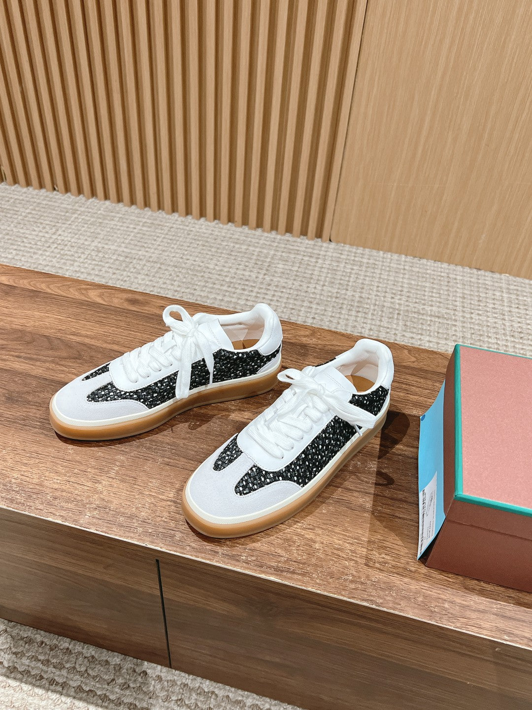 LP TENNIS WALK SNEAKERS WHITE AND BLACK SUEDE