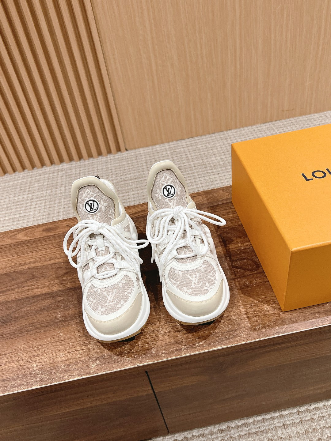 LV ARCHLIGHT SNEAKER IN WHITE CALFSKIN AND CAMEL BEIGE MONOGRAM DENIM