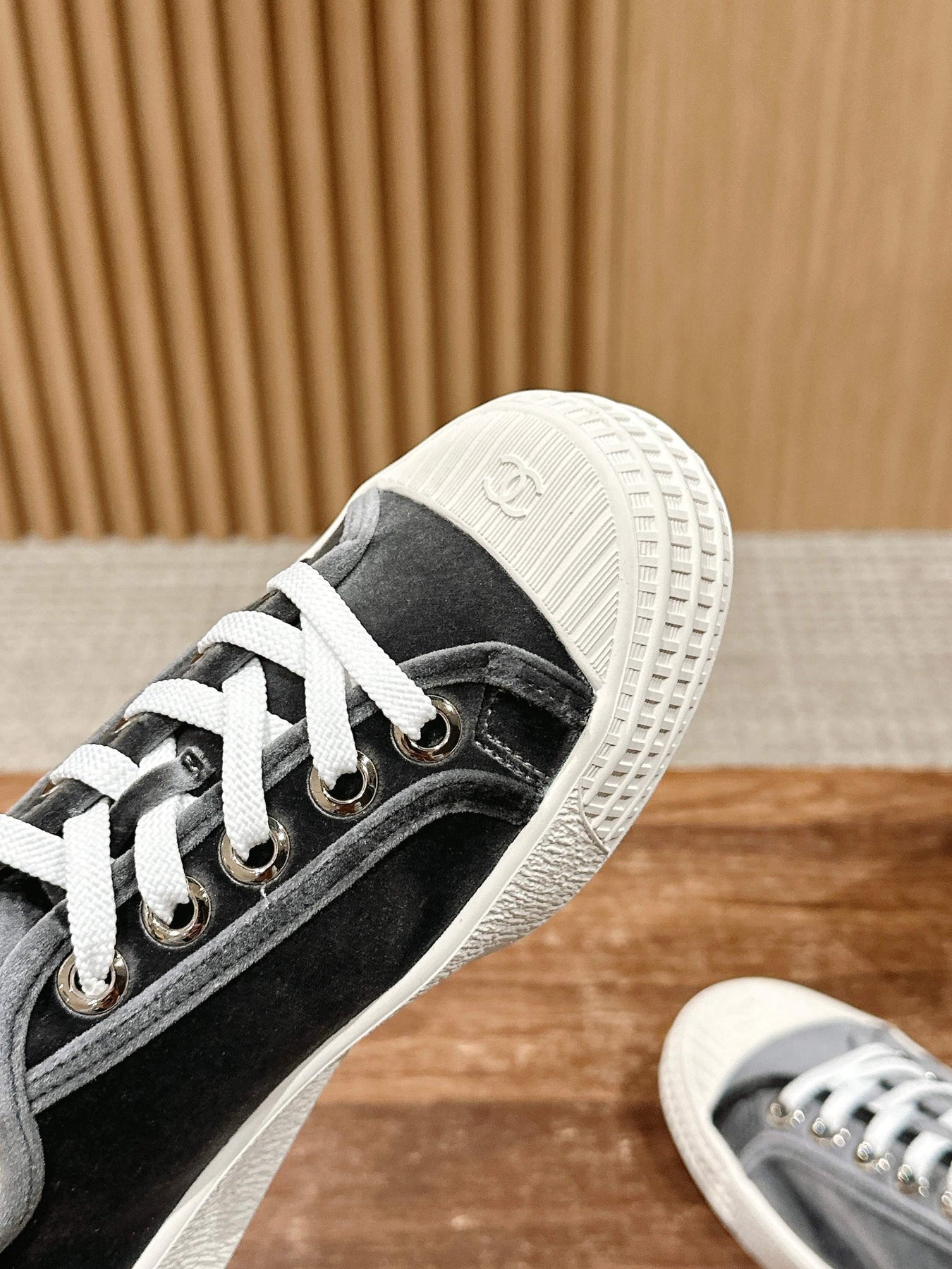 CONVERSE SNEAKER IN CHARCOAL BLACK VELVET