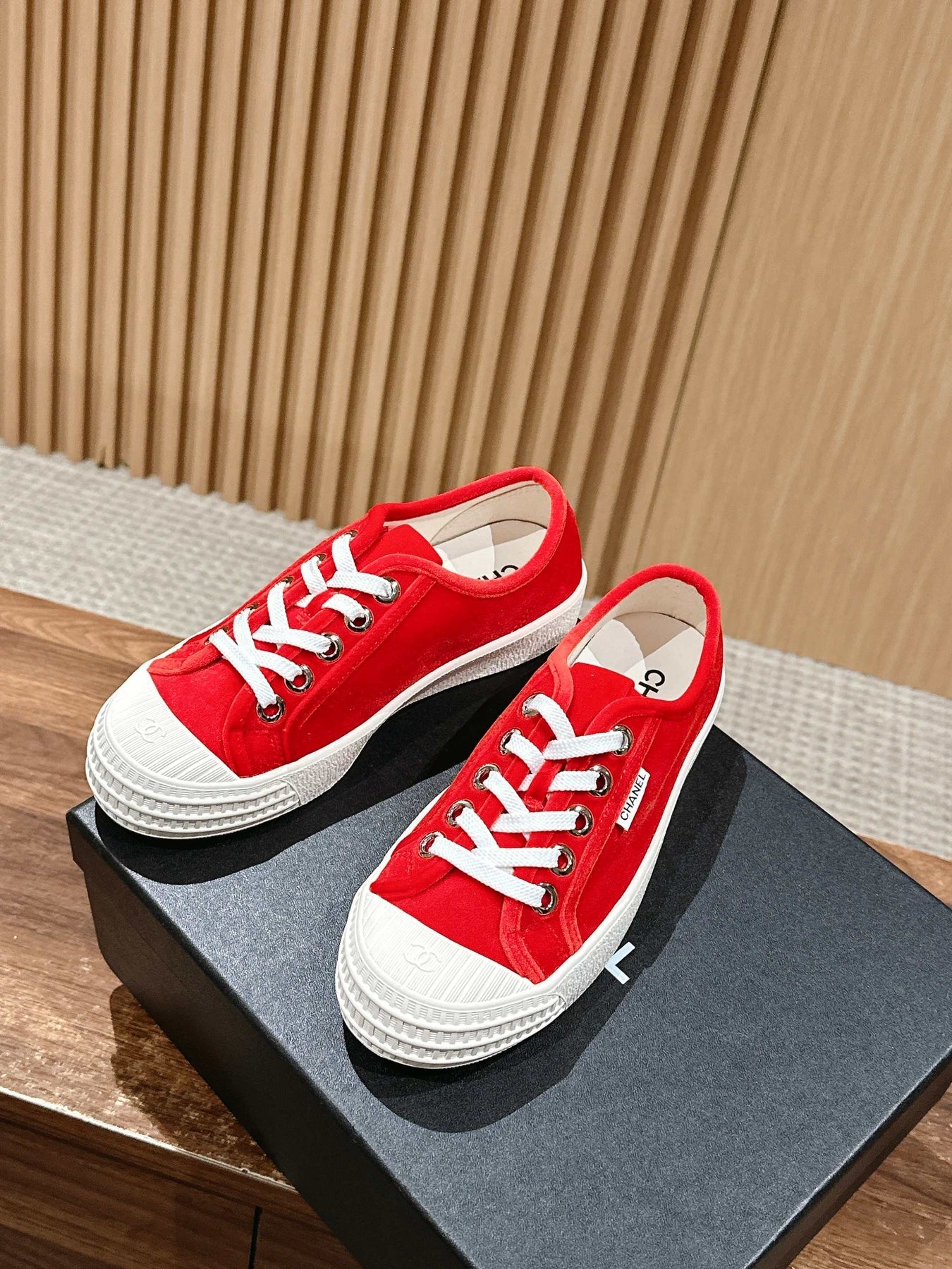 CONVERSE SNEAKER IN RUBY RED VELVET