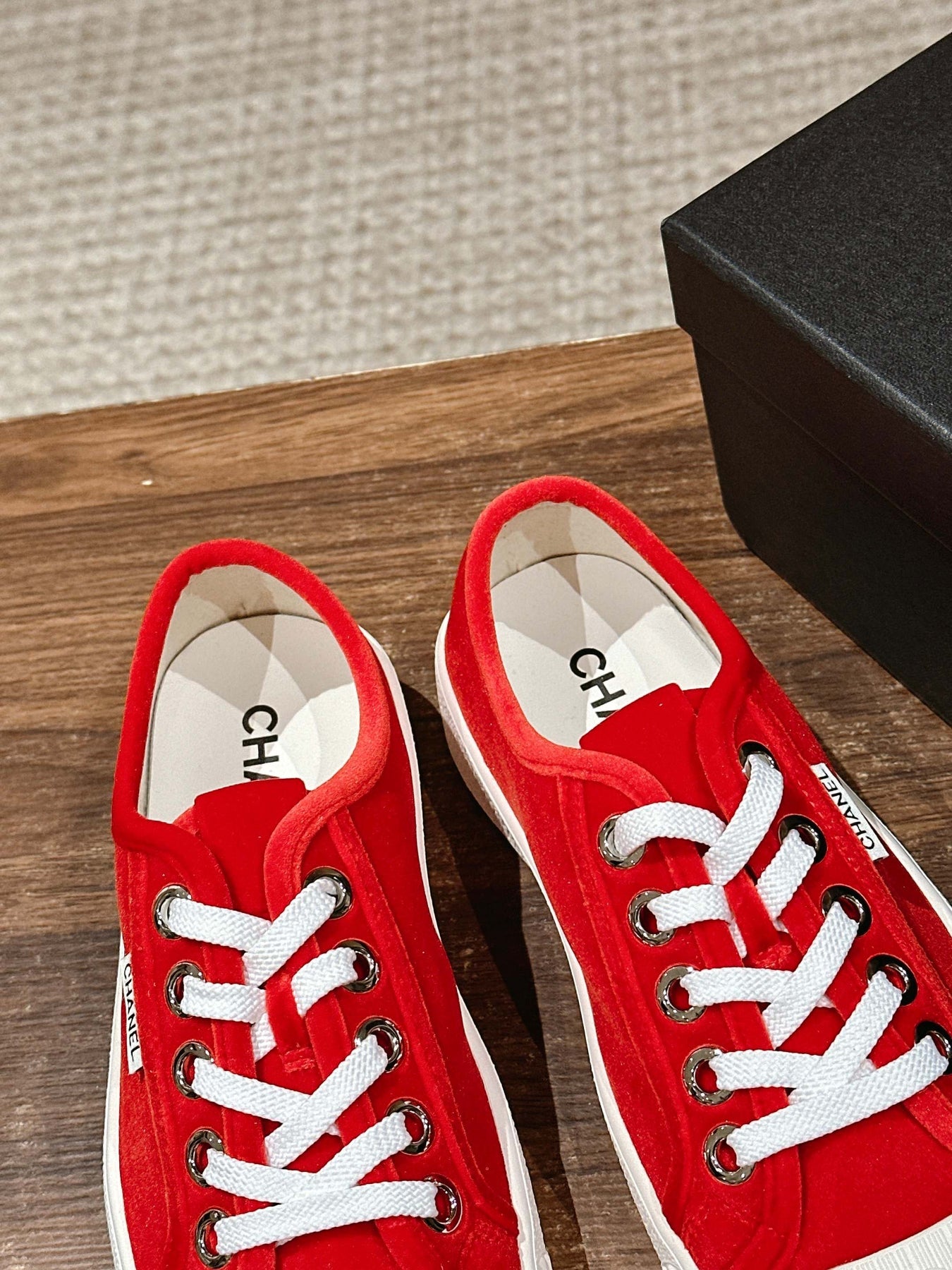 CONVERSE SNEAKER IN RUBY RED VELVET