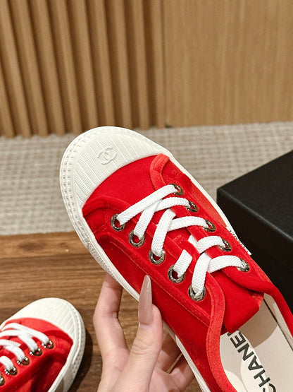 CONVERSE SNEAKER IN RUBY RED VELVET