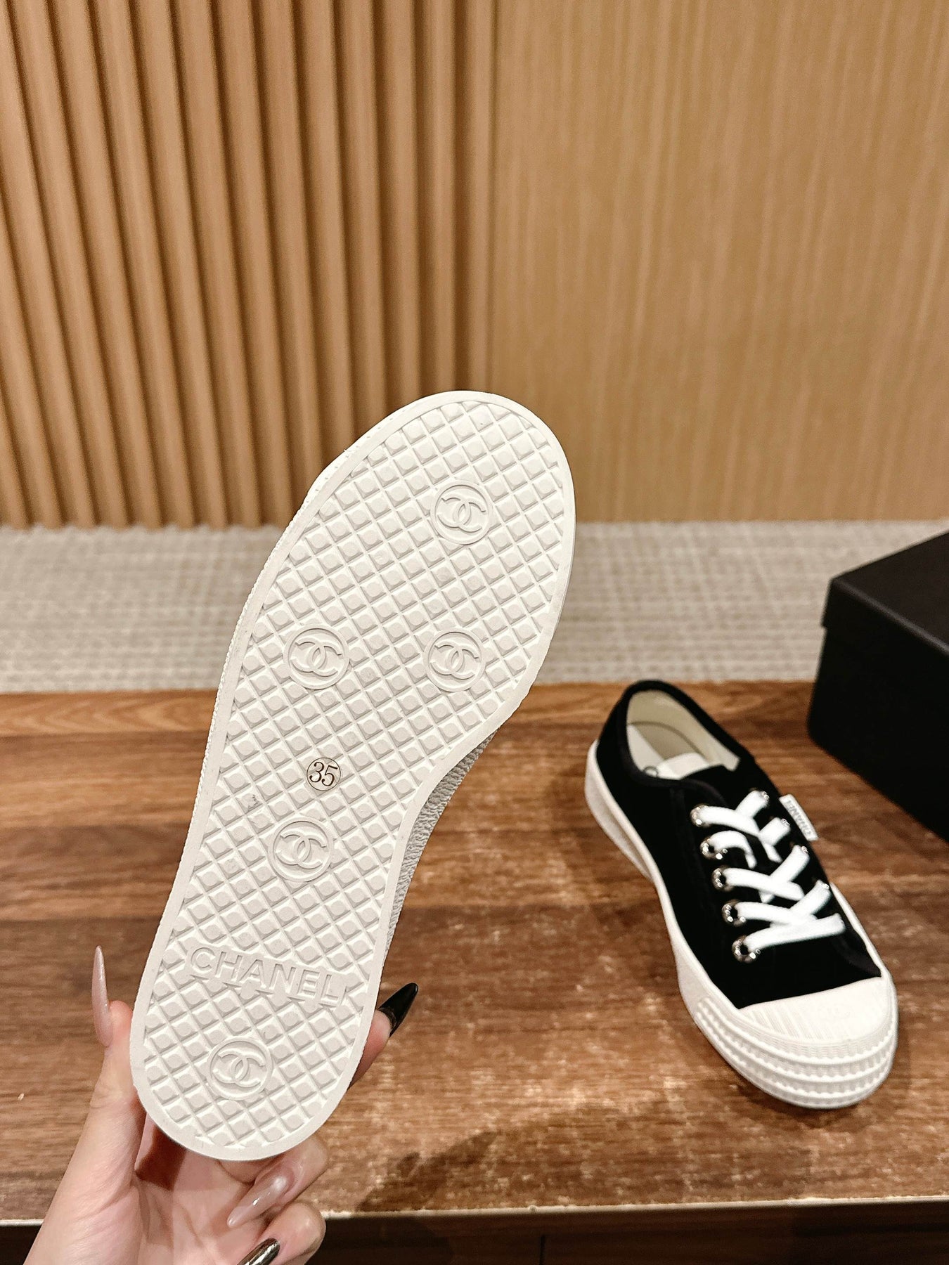 CONVERSE SNEAKER IN BLACK VELVET