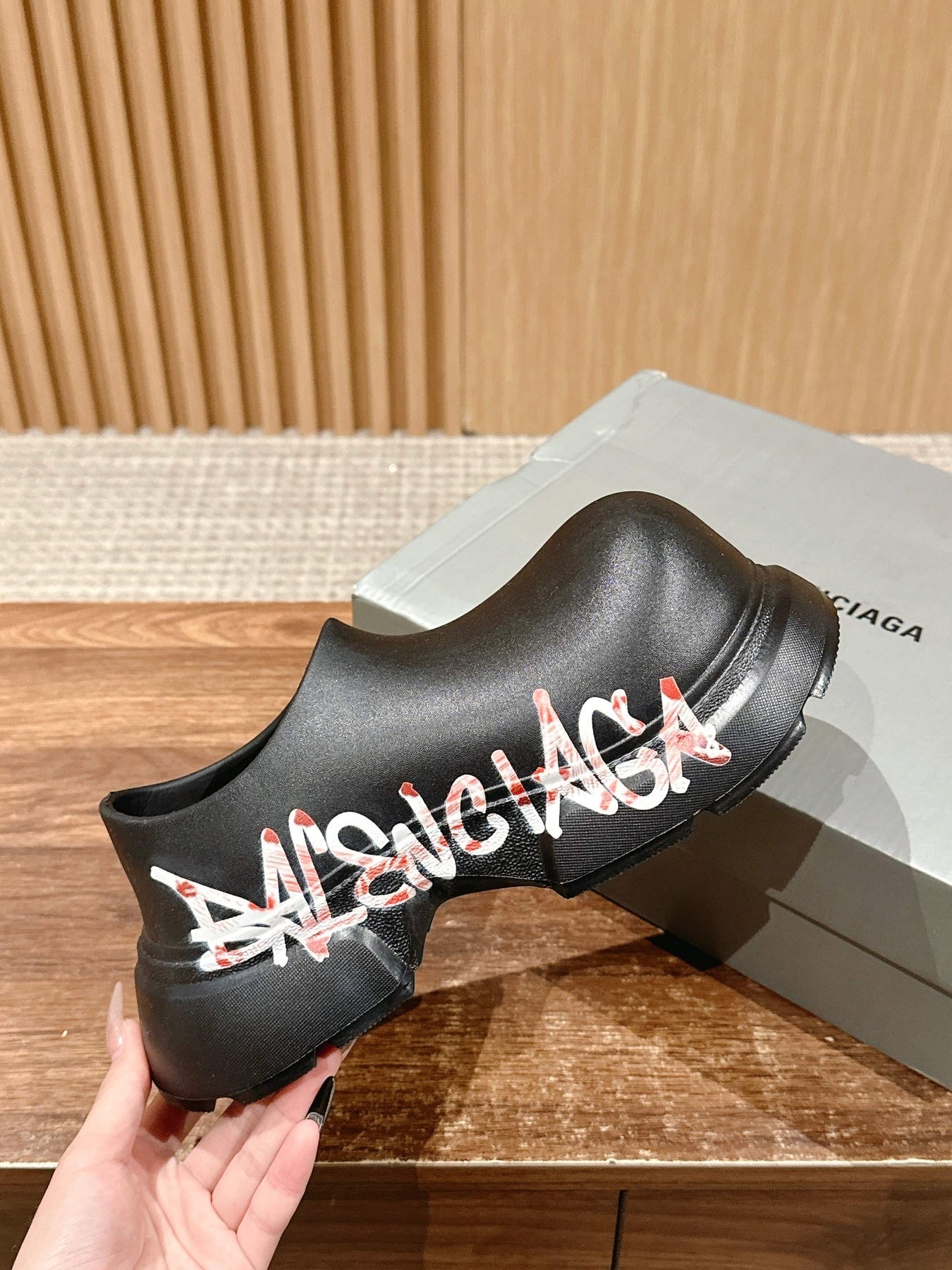 GRAFFITI THICK-SOLED CHEF SHOES IN BLACK RUBBER