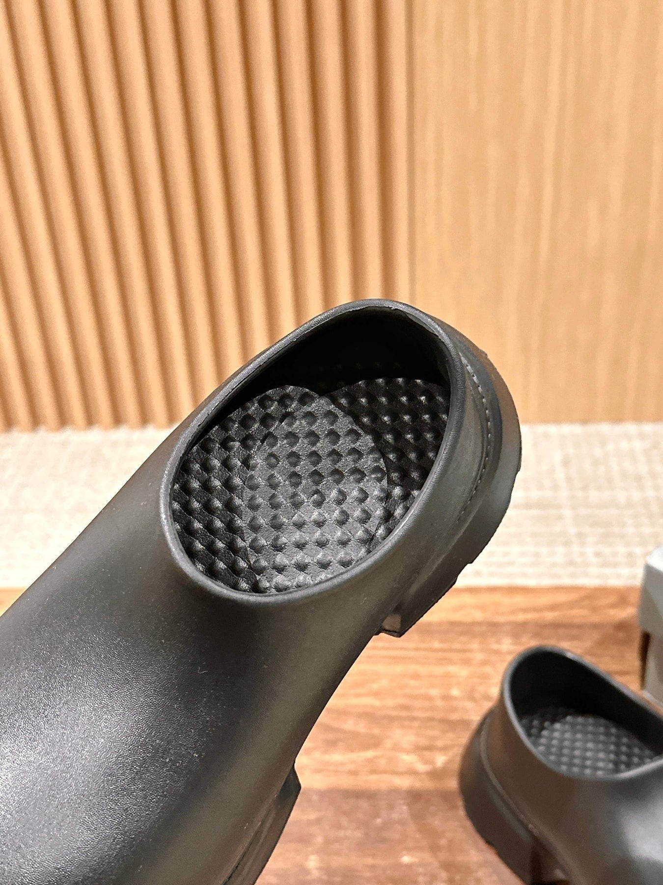 GRAFFITI THICK-SOLED CHEF SHOES IN BLACK RUBBER