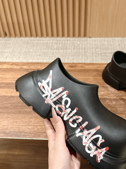 GRAFFITI THICK-SOLED CHEF SHOES IN BLACK RUBBER