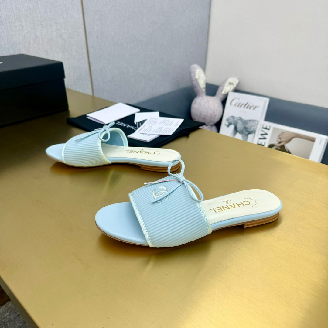 BOW SLIPPERS IN LIGHT BLUE LAMBSKIN