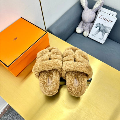 CHYPRE SANDAL IN TORTILLA BROWN SHEARLING