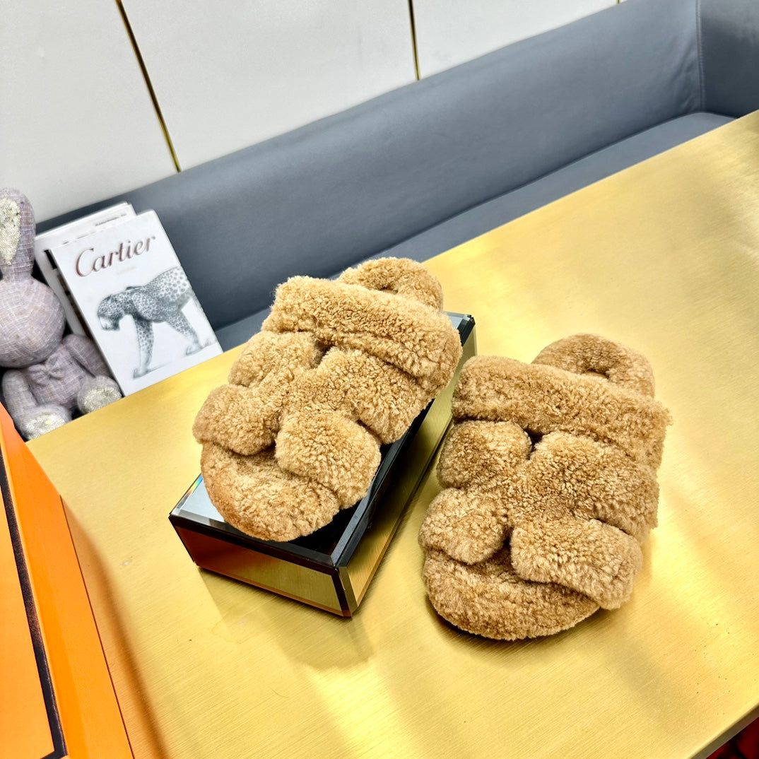 CHYPRE SANDAL IN TORTILLA BROWN SHEARLING