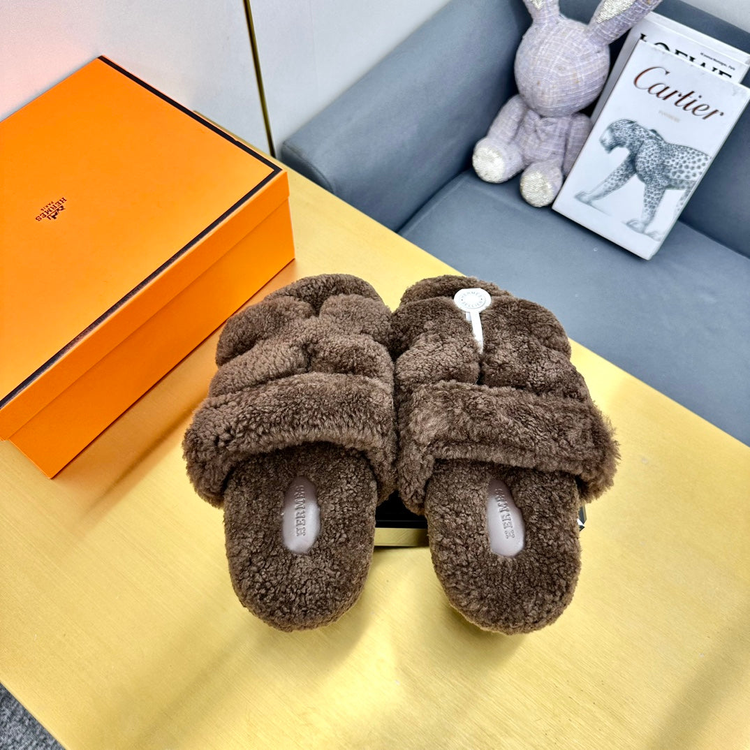 CHYPRE SANDAL IN WALNUT BROWN SHEARLING