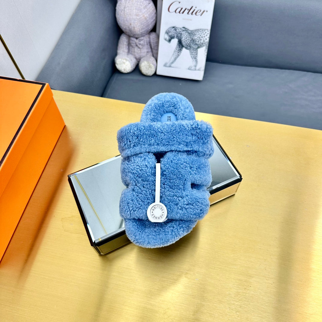 CHYPRE SANDAL IN OCEAN BLUE SHEARLING