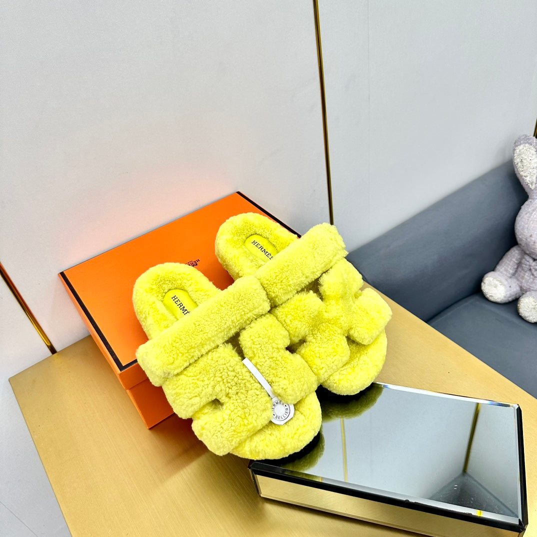 CHYPRE SANDAL IN SUNSHINE YELLOW SHEARLING