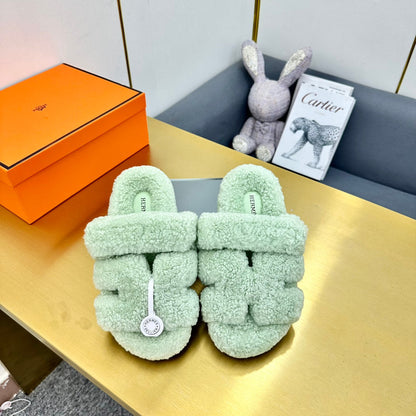 CHYPRE SANDAL IN PASTEL GREEN SHEARLING