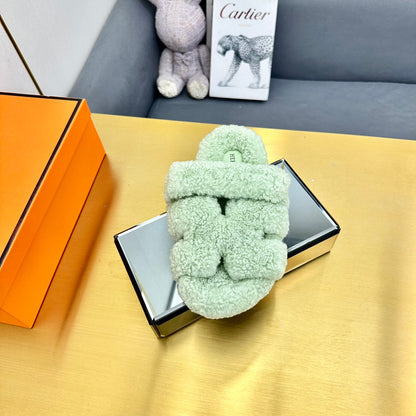 CHYPRE SANDAL IN PASTEL GREEN SHEARLING