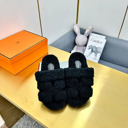 CHYPRE SANDAL IN BLACK SHEARLING