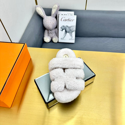 CHYPRE SANDAL IN WHITE SHEARLING