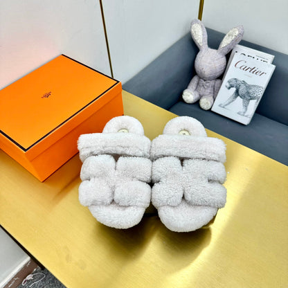 CHYPRE SANDAL IN WHITE SHEARLING