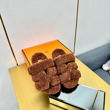 CHYPRE SANDAL IN UMBER BROWN SHEARLING
