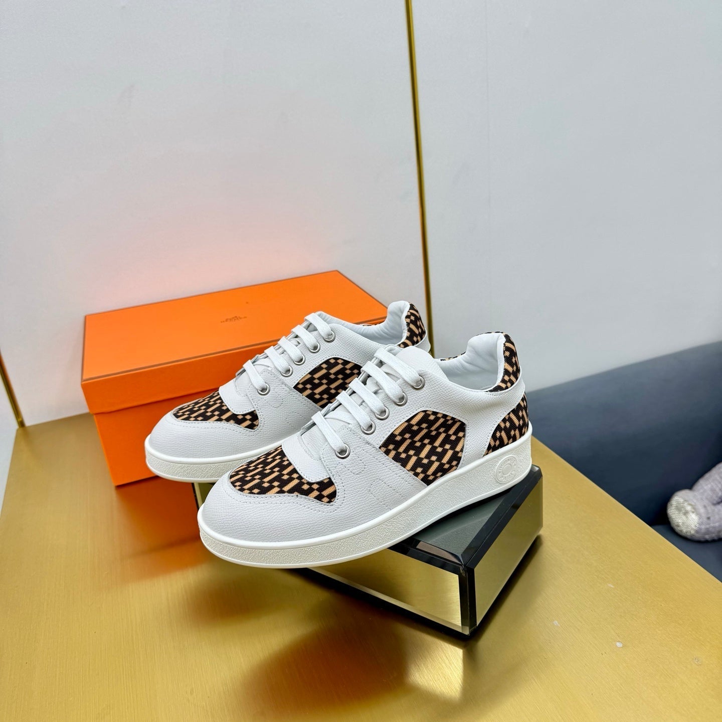 FREE SNEAKER IN WHITE CALFSKIN AND "H EN BIAIS" BROWN CANVAS