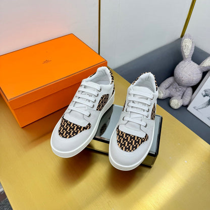 FREE SNEAKER IN WHITE CALFSKIN AND "H EN BIAIS" BROWN CANVAS