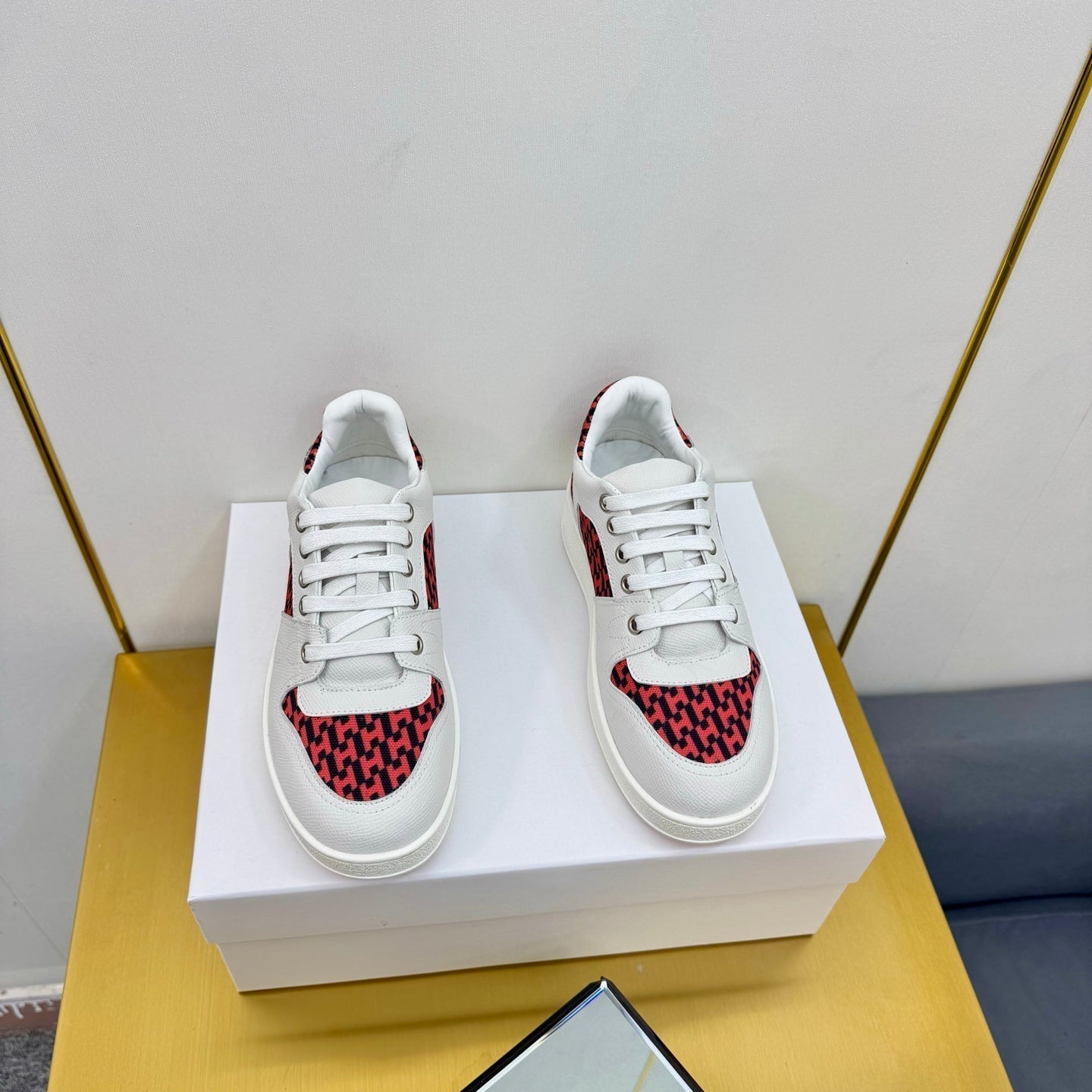 FREE SNEAKER IN WHITE CALFSKIN AND "H EN BIAIS" RED CANVAS.
