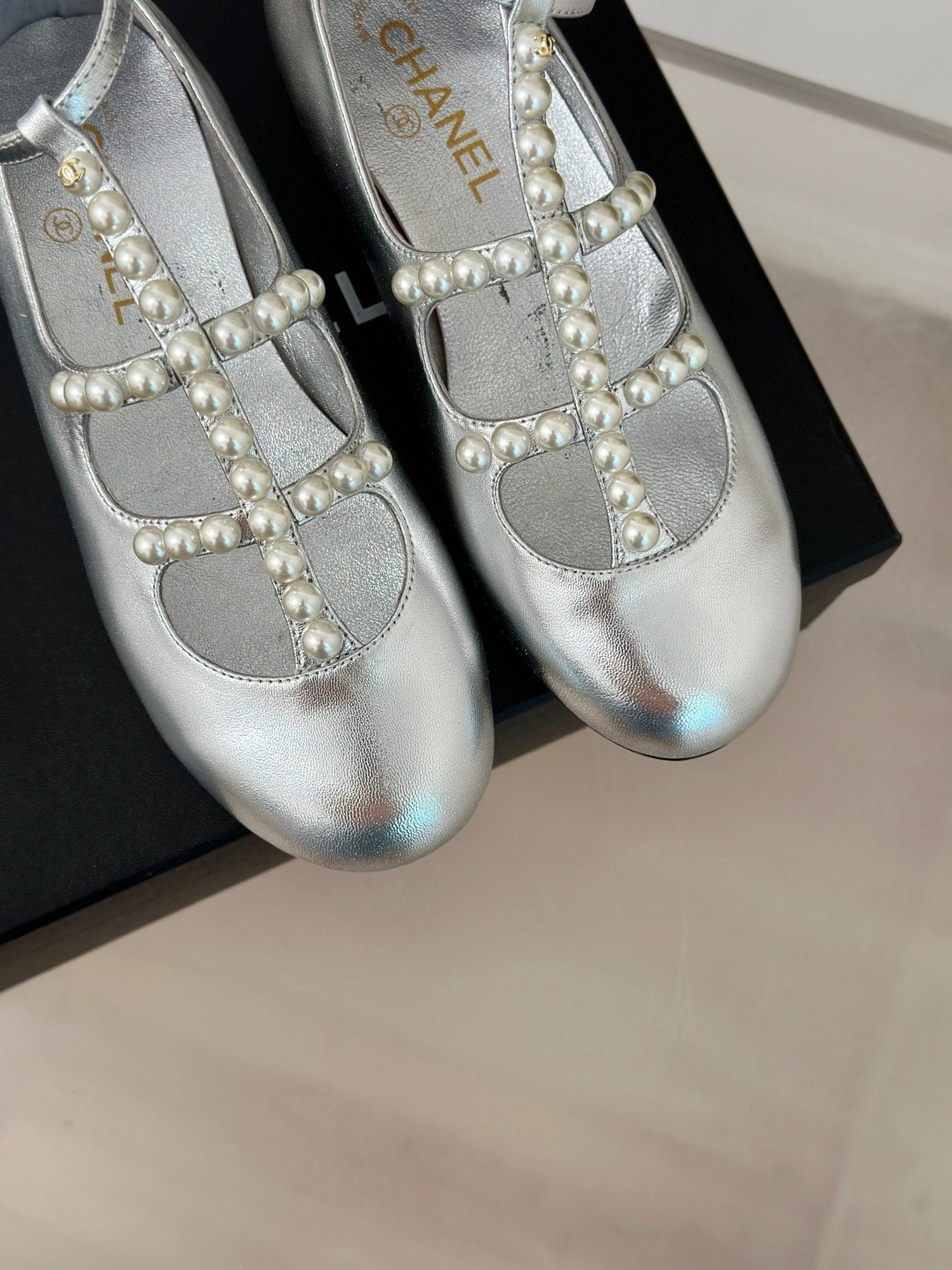 MARY JANES SHOES SILVER GOATSKIN WITH FAUX PEARL